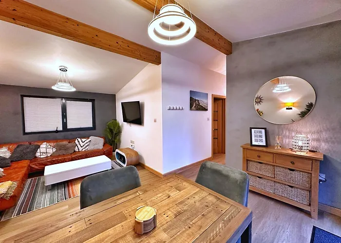 Chy Mena. South Facing Lodge With Hot Tub & Views.
