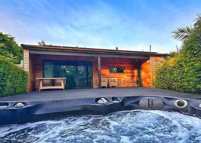 Chy Mena. South Facing Lodge With Hot Tub & Views.