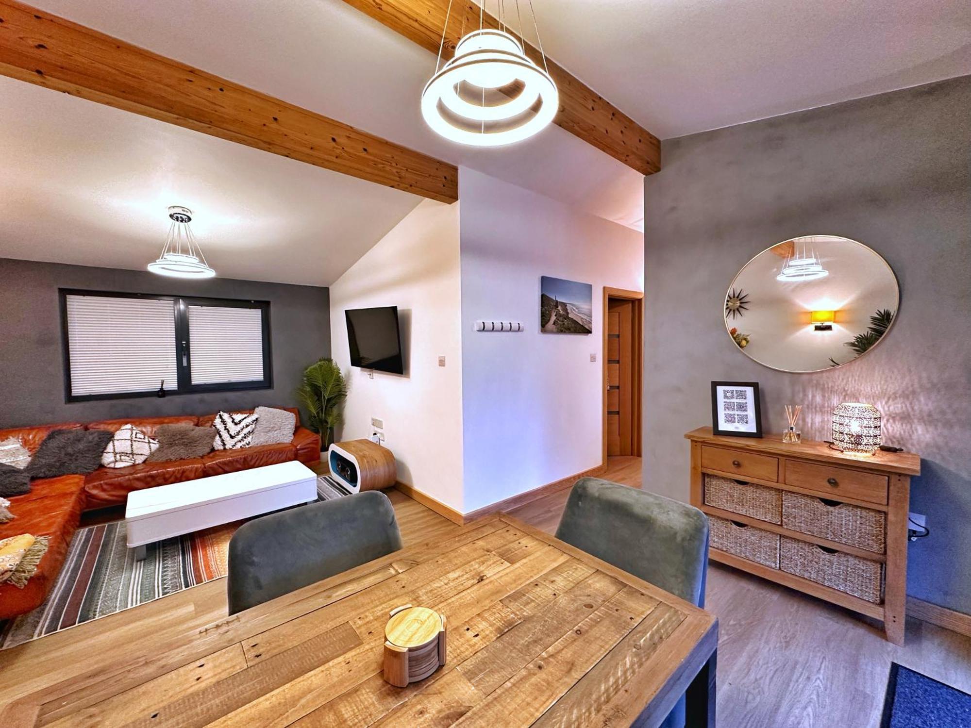 Chy Mena. South Facing With Hot Tub & Views. *