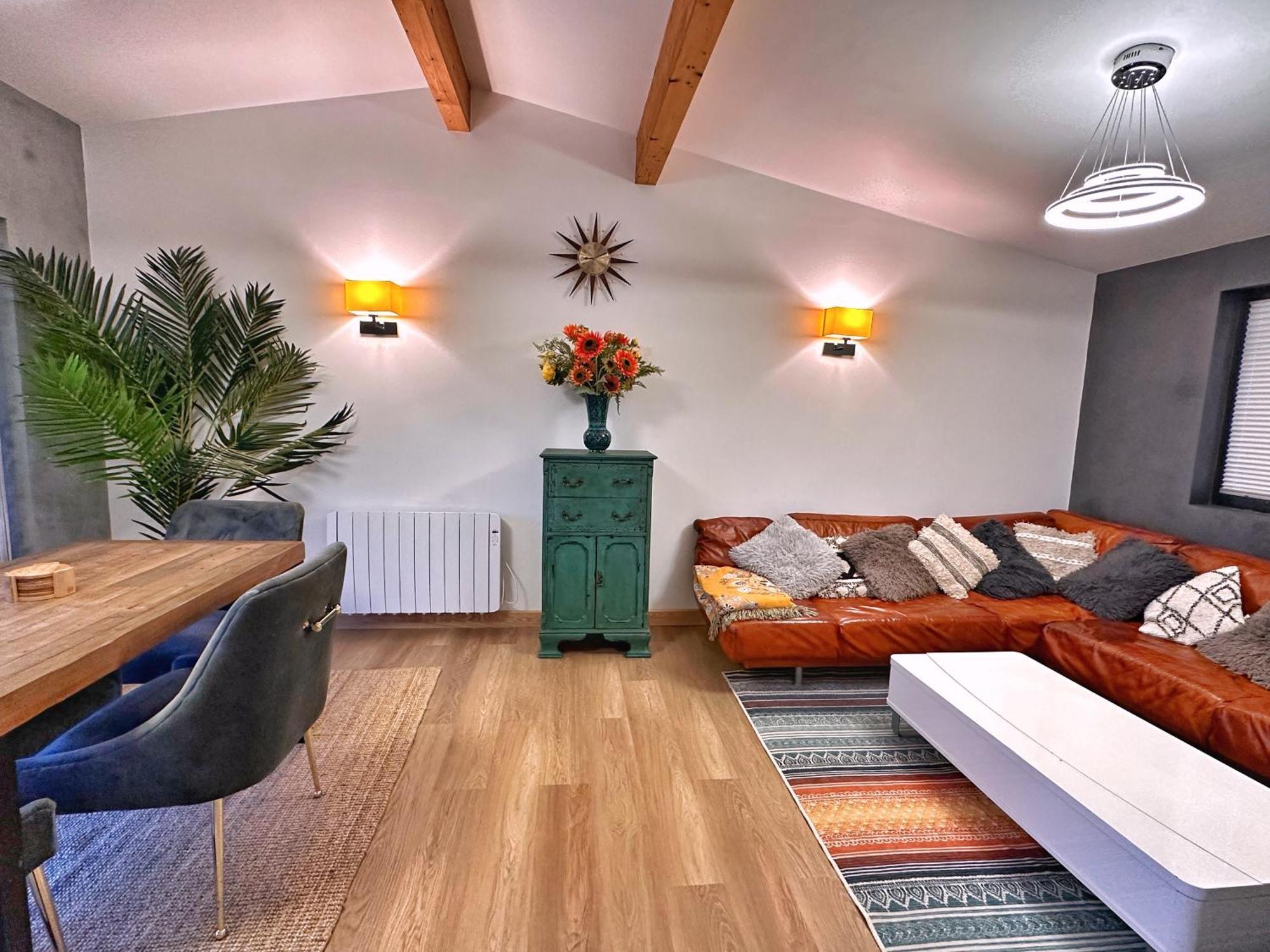 Chy Mena. South Facing With Hot Tub & Views. St Agnes (Cornwall)