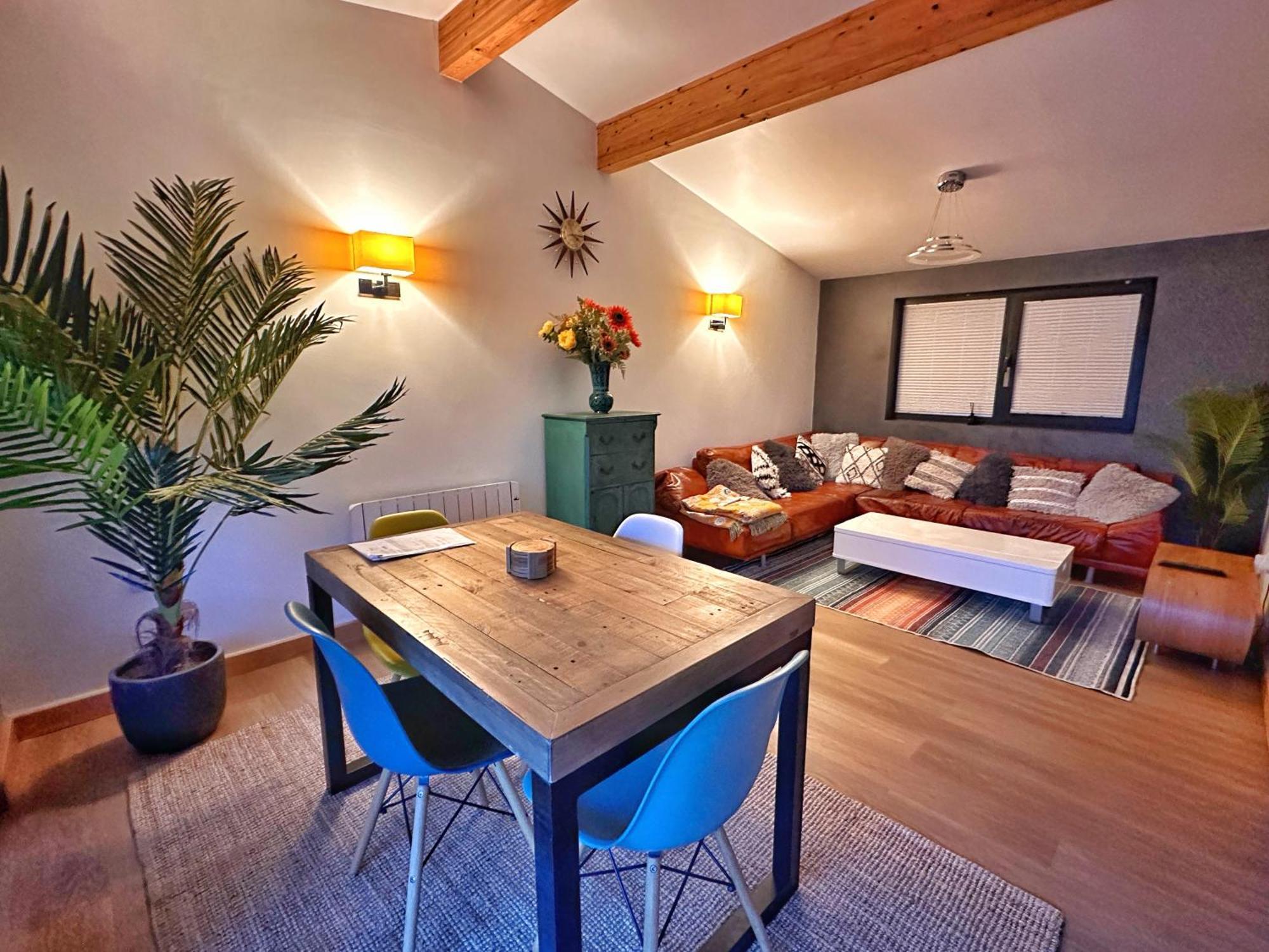Chy Mena. South Facing With Hot Tub & Views. *