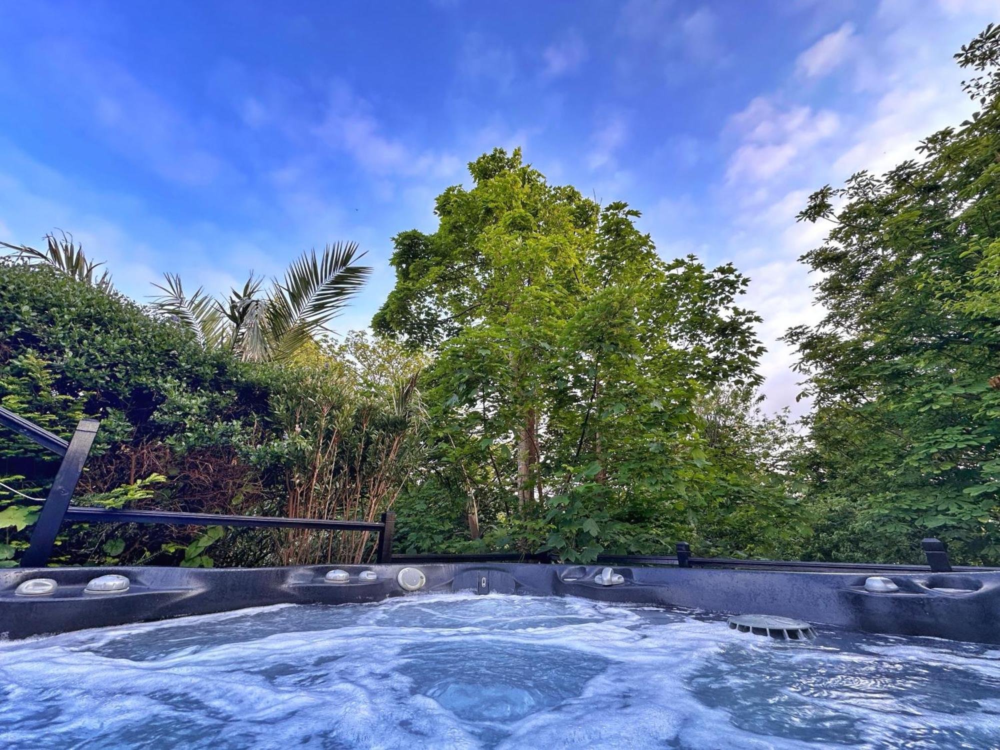 Holiday home Chy Mena. South Facing With Hot Tub & Views.
