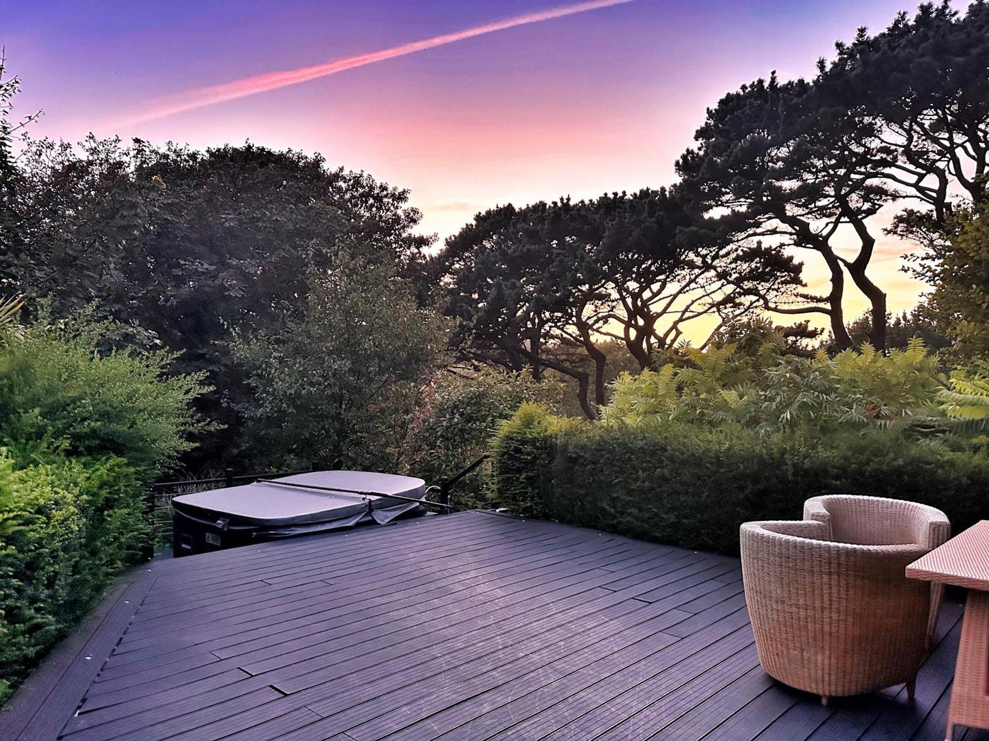 Chy Mena. South Facing With Hot Tub & Views.