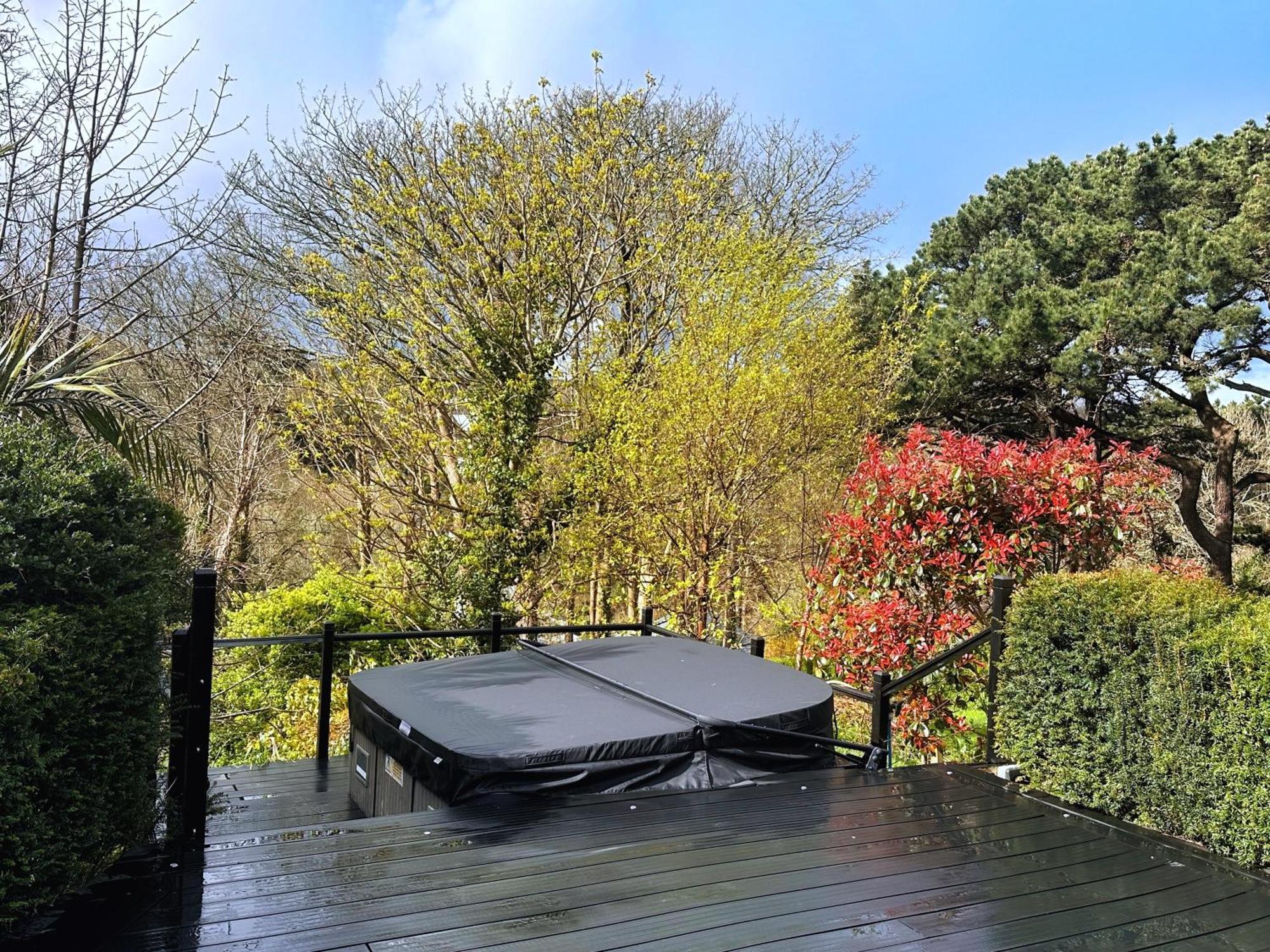 Chy Mena. South Facing With Hot Tub & Views.