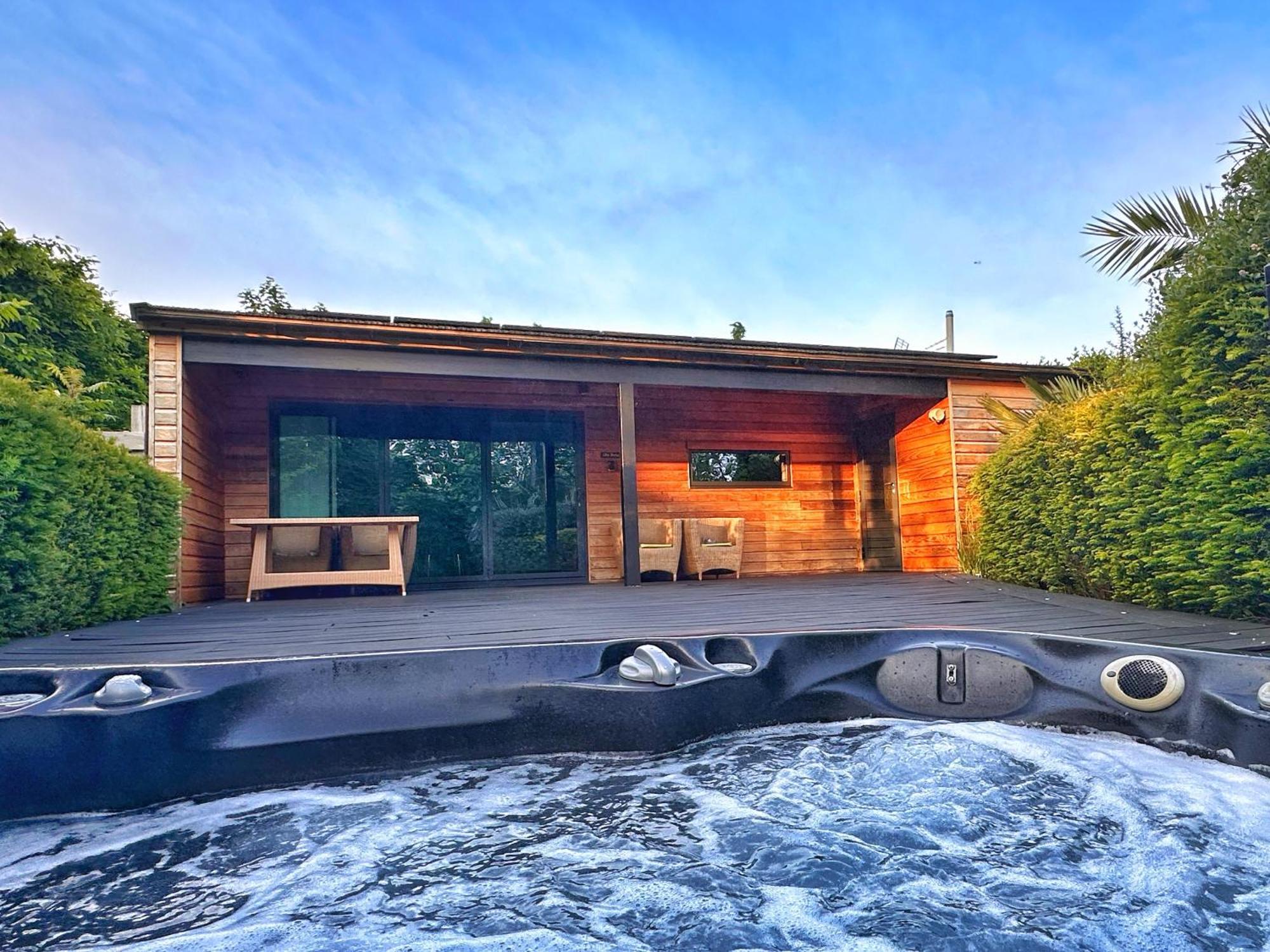Chy Mena. South Facing With Hot Tub & Views. Holiday home